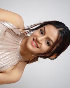Jayshree Soni Instagram - Be your own kind of beautiful…
.
.
.
.
.
Photo credits : @arnob_ghosh_ 
Hairstylist : @shahingilani 

#photoshoot #mumbai #newlook
#forachange #beyourownkindofbeautiful #good-vibes