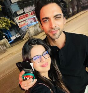 Jigyasa Singh Instagram - It’s difficult to find people who love their work so much that whenever and whatever they speak they are only speaking about work..😬🤗 and that is incredible ! 
reunion with purab AKA now AYAAN MITTAL . 
You are fab in your new show aakash.. longggg way to go 💫