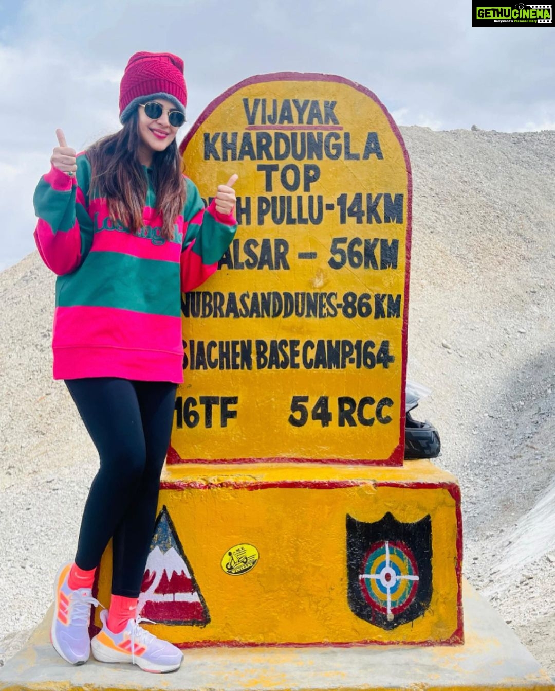 Jigyasa Singh Instagram - Lets wander where the 📶 wifi is weak ! 😋🍬 Khardungla 18380 Ft.