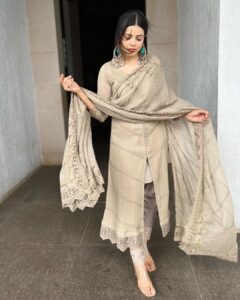 Jigyasa Singh Instagram - Putting on my actual style… Always a fan of timeless indian wear ! Wearing @roze.india ❤️