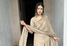 Jigyasa Singh Instagram - Putting on my actual style… Always a fan of timeless indian wear ! Wearing @roze.india ❤️