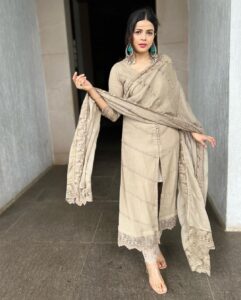 Jigyasa Singh Instagram - Putting on my actual style… Always a fan of timeless indian wear ! Wearing @roze.india ❤️