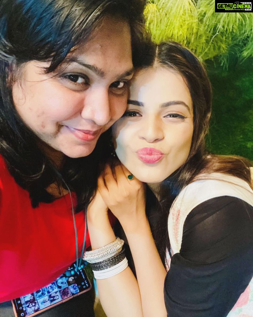 Jigyasa Singh Instagram - Happy Birthday meri cutest,bestest,strongest and the most hardworking dost ❤️ @chhayachouhan You are that one true friend who defines true possessive friendship. You have always been there with your friends extending the support and affection whenever they needed. I wish you an eternity of love and success..bas bhot khush reh and hum sabke sath reh hamesha ❤️❤️❤️ To this unconditional bond forever and ever 💋 My pav bhaji girl 👯♀️ I love you chhayu..Happiest birthday to you my love. 2.04.2022
