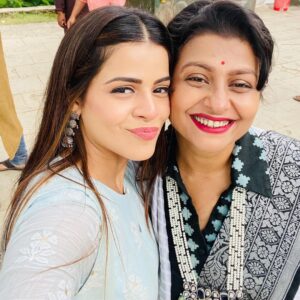 Jigyasa Singh Instagram - थपकी प्यार की 2 ❤️

Little did i know that it would end before 'the end'.
Friends, well-wishers, my loyal audience, fans..everyone keep asking why i left the show in between but sometimes prioritising health & yourself is a Must. 
This show wasn't just another show for me. It was a child whom i was raising. 
Trust me when i say this, it has been way more difficult for me to make this decision than anything else ever. 

I have had the bestest times during this season, made the sweetest of memories & met some really really amazing people. 

Thank you @ved14august @ritu_raj1978 @shoonya_square  for believing in me as "Thapki" once again & supporting me in the hardest of times. 
Thanking @sonnalakakar ma'am for always believing in me for every character ❤️
Thanking @sanjaysatavase sir and @agarwalrinks sir for being the sweetest directors one can ever wish to work with ! 
@chhayachouhan you know what you mean to me..Thankyou for every little bit. ❤️
@aaroosheesood for being so sweet & supportive. 
@simranushha @sshweta_mishra i am blessed to know & to have worked with girls like you .. 💕
@jaya.bhattacharya 
This lady has been there with me since season 1..Always smiling , always joyful and i've learned so much from her,shared every emotion..
Thankyou ma'am ❤️
#shri * 3 @aakashahuja ji 🤣 Thankyou for being the best co-star i've worked with & for always keeping the mood on set light, cheerful & full of laughter (whats wrong with you Daminee Ka Dost hahaha 🤣)
@rachana.mistry.1604 
My girlfriend since Shakti. 
Scenes with you were super fun & will always miss our gossiping sessions. Always there for you.! ❤️
Thanking all my co-actors @farida.dadi.73 @nehayadav_official @mummaz_lillgirlforever @tumhaaresamaksh @shital_antani @pal.arup08 @someshsharmaofficial @upadhyay.urvashi @nandinimaurya @vorapratishofficial @akshayabhingarde (stay the same cause people like you are hard to find ❤️) 
Thank you to every single one working behind the camera.

Lastly, i would personally want to thank every single FAN, Fan group, my audience for accepting & appreciating all my work & every character i portray. 
We are nothing without your love & support. 
Dil Se Shukriya ❤️🙏