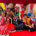 Jigyasa Singh Instagram - Mera Sundar Thapki pariwar ❤️ @rachana.mistry.1604 @jaya.bhattacharya @aakashahuja @nehayadav_official @shital_antani @mummaz_lillgirlforever @someshsharmaofficial @farida.dadi.73 @pal.arup08