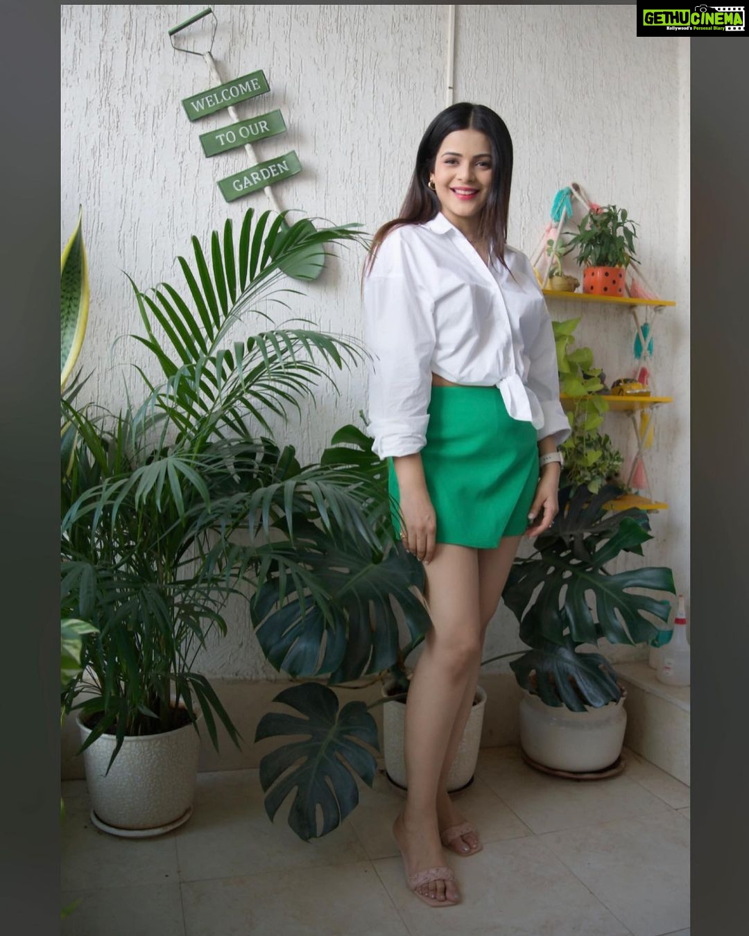 Jigyasa Singh Instagram - Feeling like a plant here ! ππΏ (Thatβs my cute little home balcony done by me) ππ»ββοΈ