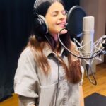 Jigyasa Singh Instagram - I’m no where close to being a professional singer but Singing is something I’ve always been passionate about. It’s something I’ve always wanted to do. It’s something that excites me yet calms me within ! Here’s a little something that I recorded recently. Thank you @yashrajjsingh @trend.idiom @dr.yuvraj_singh & @studio5o4 to make this happen.. 🫶🏻♥️ and Thankyouuu @meherzanmazda for recording and editing it so beautifully ! ☺️ Studio 504