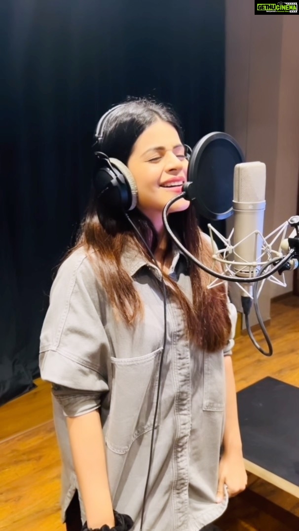 Jigyasa Singh Instagram - I’m no where close to being a professional singer but Singing is something I’ve always been passionate about. It’s something I’ve always wanted to do. It’s something that excites me yet calms me within ! Here’s a little something that I recorded recently. Thank you @yashrajjsingh @trend.idiom @dr.yuvraj_singh & @studio5o4 to make this happen.. 🫶🏻♥️ and Thankyouuu @meherzanmazda for recording and editing it so beautifully ! ☺️ Studio 504