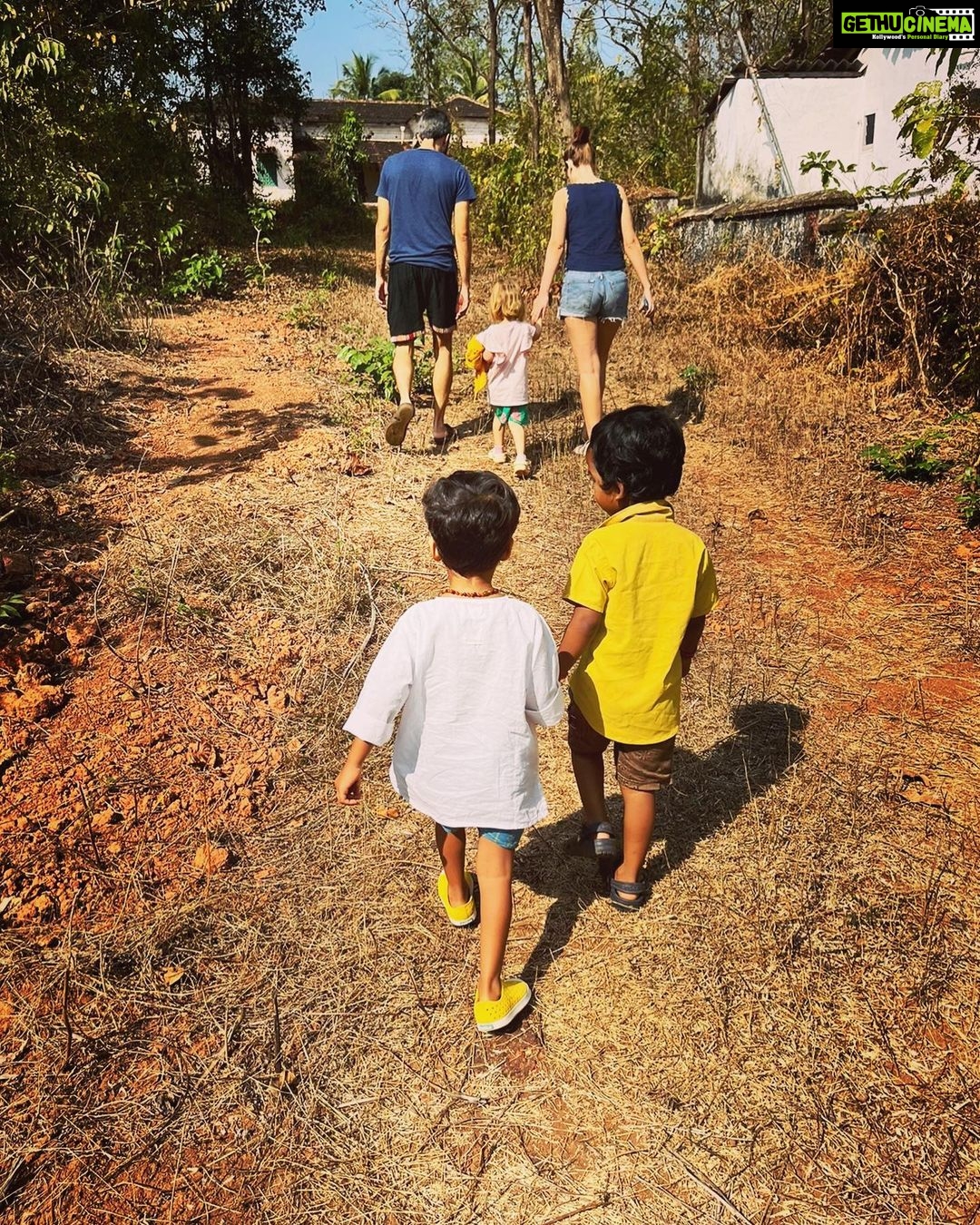 Kalki Koechlin Instagram - A walk to the abandoned house #saturdaypastimes #smallwaystolivebetter 📷 @rifquit