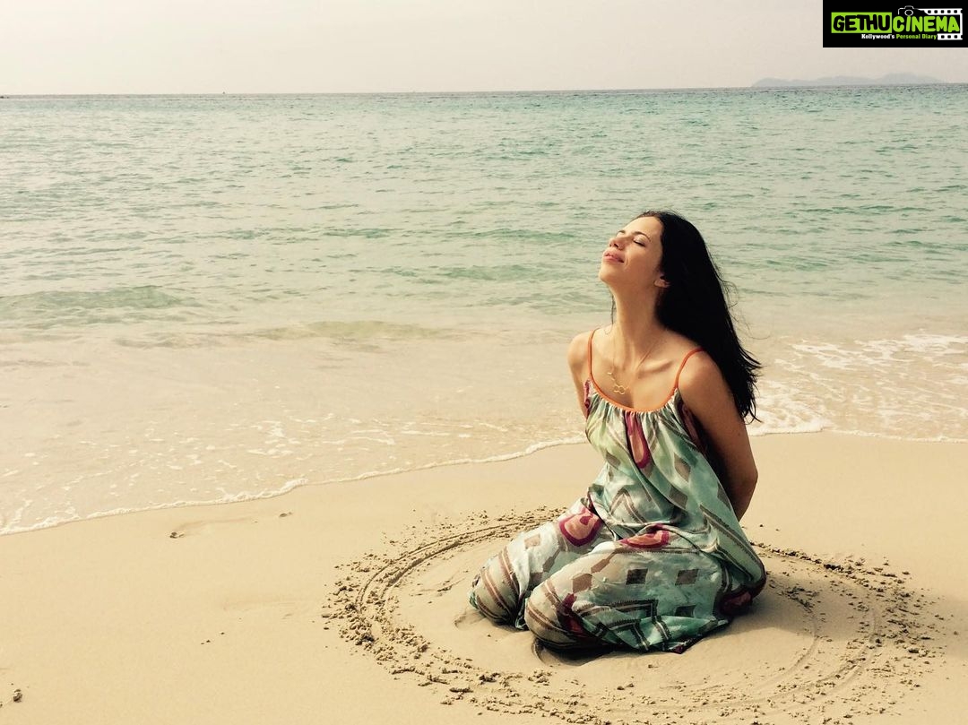 Kalki Koechlin Instagram - Basking in my circle #drawingboundaries #lookseasybutittakeswork