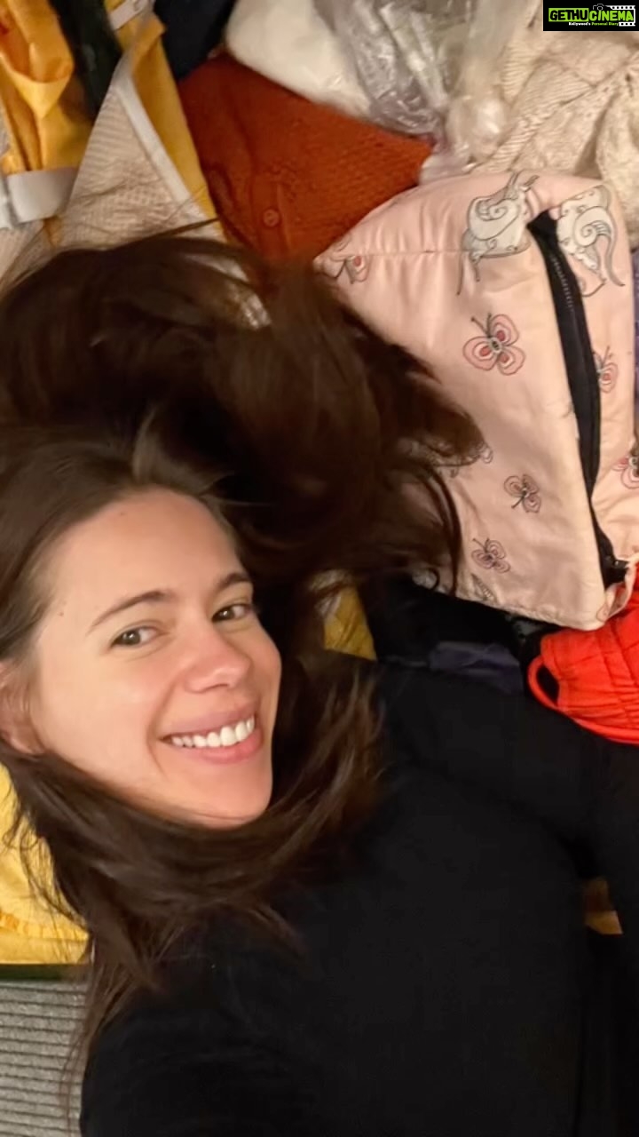 Kalki Koechlin Instagram - Luggage found, Chihuly, Pike Lane market, oysters, sarees and gulls at the bay. Thanks @tasveerorg