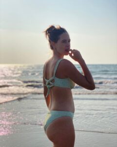 Kalki Koechlin Instagram - बिकिनी बौड😉
The body changes…shrinks and enlarges, stretches and ages, breaks and fixes itself, cries, laughs and leaves scars that are witness to its healing, some days it’s less easy to show off, and ten years down the line I’ll have a different set of challenges, but today, I’m celebrating this extraordinary machine.

Amazing improvised shoot by @shanawaz421 🤗