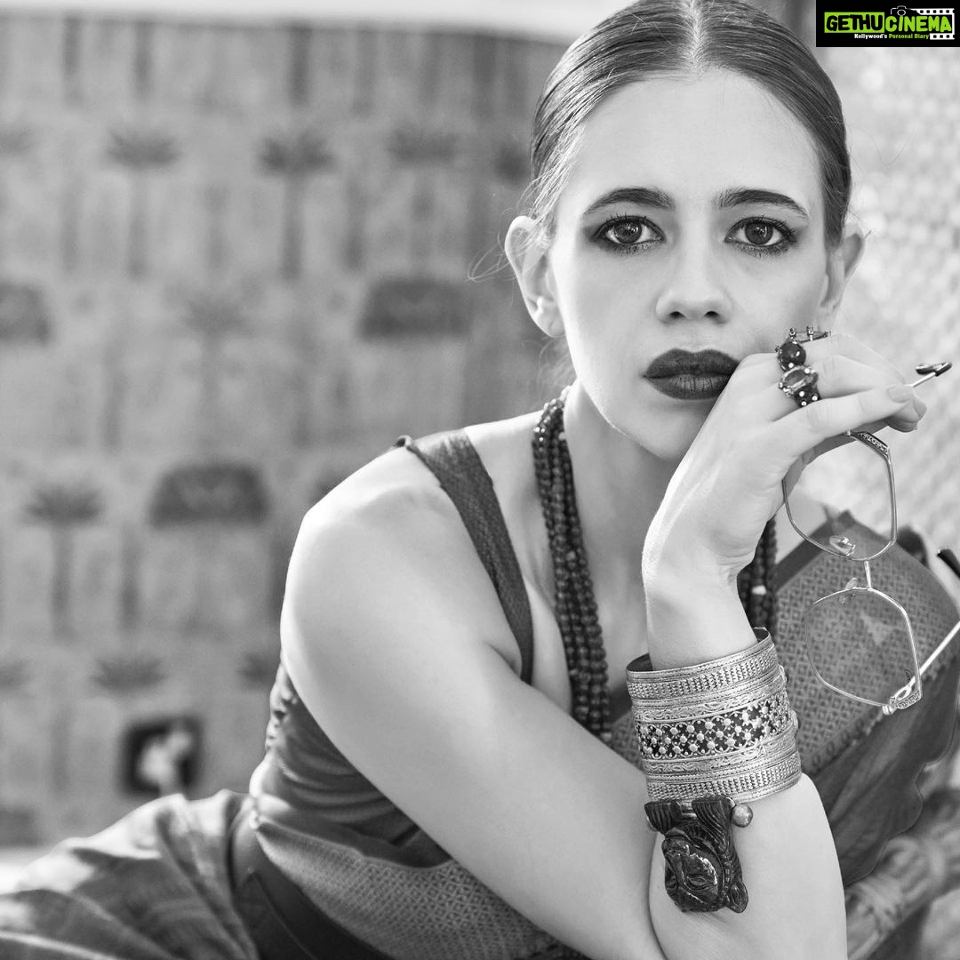 Kalki Koechlin Instagram - गुड मोरनिंग 💄 @angelinajoseph 👁 @bikanta 🥻 @rajtexfabrics 📢 @kaayaa_art
