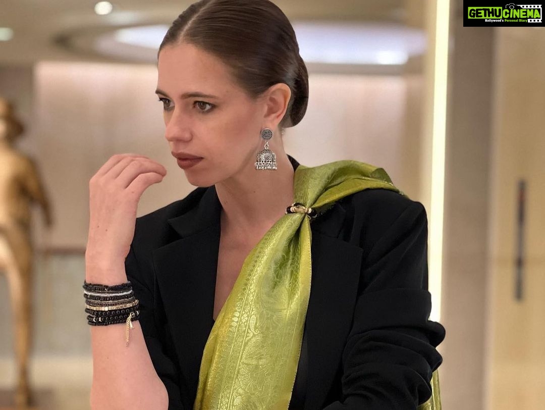 Kalki Koechlin Instagram - A great time telling stories at @infosys today, and what a gorgeous training campus in Mysore π²β
#unleash #genderequalityforall #sustainability #presence #shahrukhkhan HMU @angelinajoseph Sari @rajtexfabrics