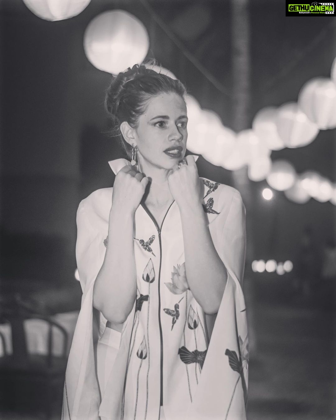 Kalki Koechlin Instagram - Bloom for @goldfishthefilm at @iffigoa 📸 @goa_photographer_candolim 👗 @shahinmannan 🙏🏼 @elevate_promotions 🎀 @menakshiraju