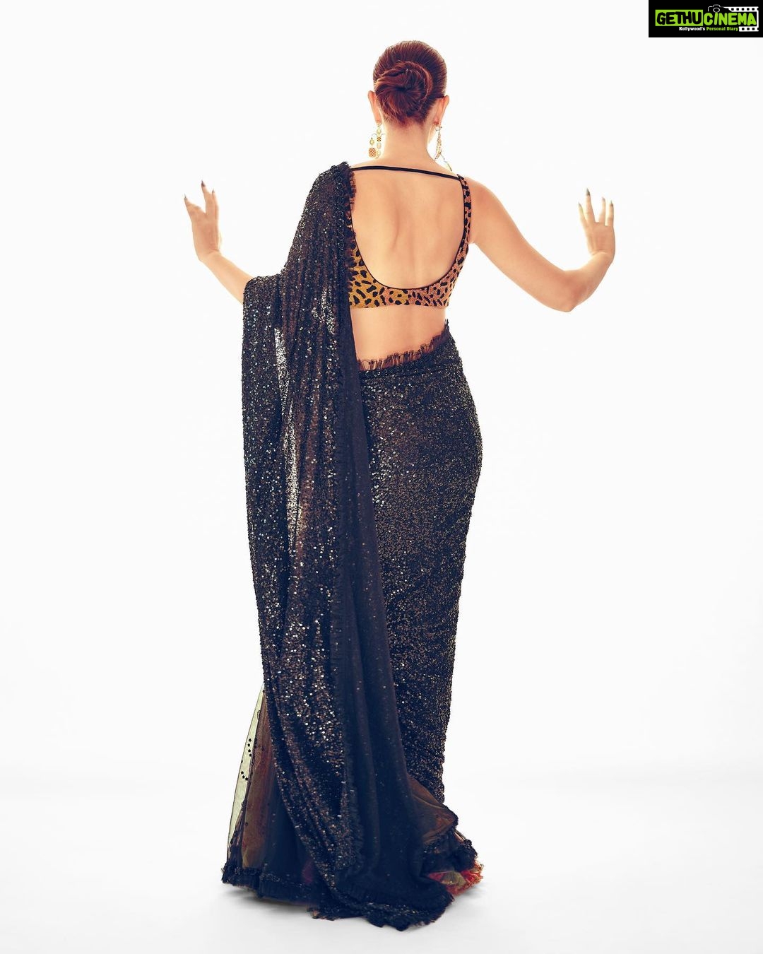 Kalki Koechlin Instagram - Sabyasachi in Seattle @goldfishthefilm @tasveerorg Saree - @sabyasachiofficial Jewellry- @sabyasachiofficial Makeup - @krisann.figueiredo.mua Hair - @makeupbyvirja Styled by - @who_wore_what_when Photography- @rohnpingalay