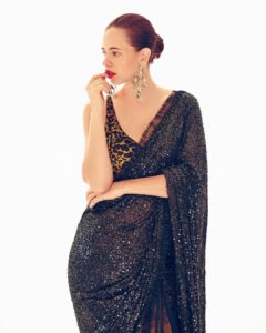 Kalki Koechlin Instagram - Sabyasachi in Seattle @goldfishthefilm @tasveerorg Saree - @sabyasachiofficial Jewellry- @sabyasachiofficial Makeup - @krisann.figueiredo.mua Hair - @makeupbyvirja Styled by - @who_wore_what_when Photography- @rohnpingalay