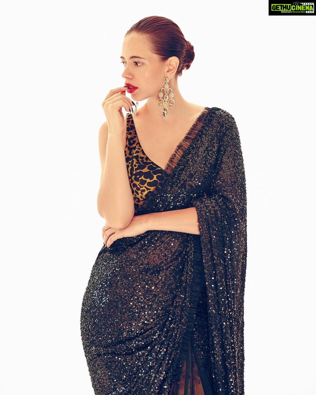 Kalki Koechlin Instagram - Sabyasachi in Seattle @goldfishthefilm @tasveerorg Saree - @sabyasachiofficial Jewellry- @sabyasachiofficial Makeup - @krisann.figueiredo.mua Hair - @makeupbyvirja Styled by - @who_wore_what_when Photography- @rohnpingalay