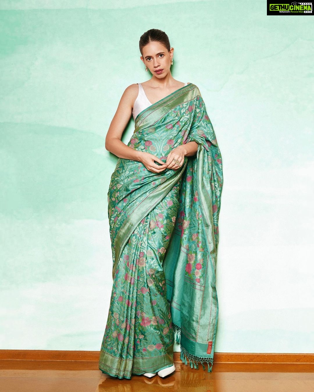 Kalki Koechlin Instagram - Sari recap @busanfilmfest Saree - @shantibanaras Earring - @urbanthesaurus_jewellery Ring - @goldenwindow Styling - @who_wore_what_when Hmu - @angelinajoseph Photography - @thefirstclik