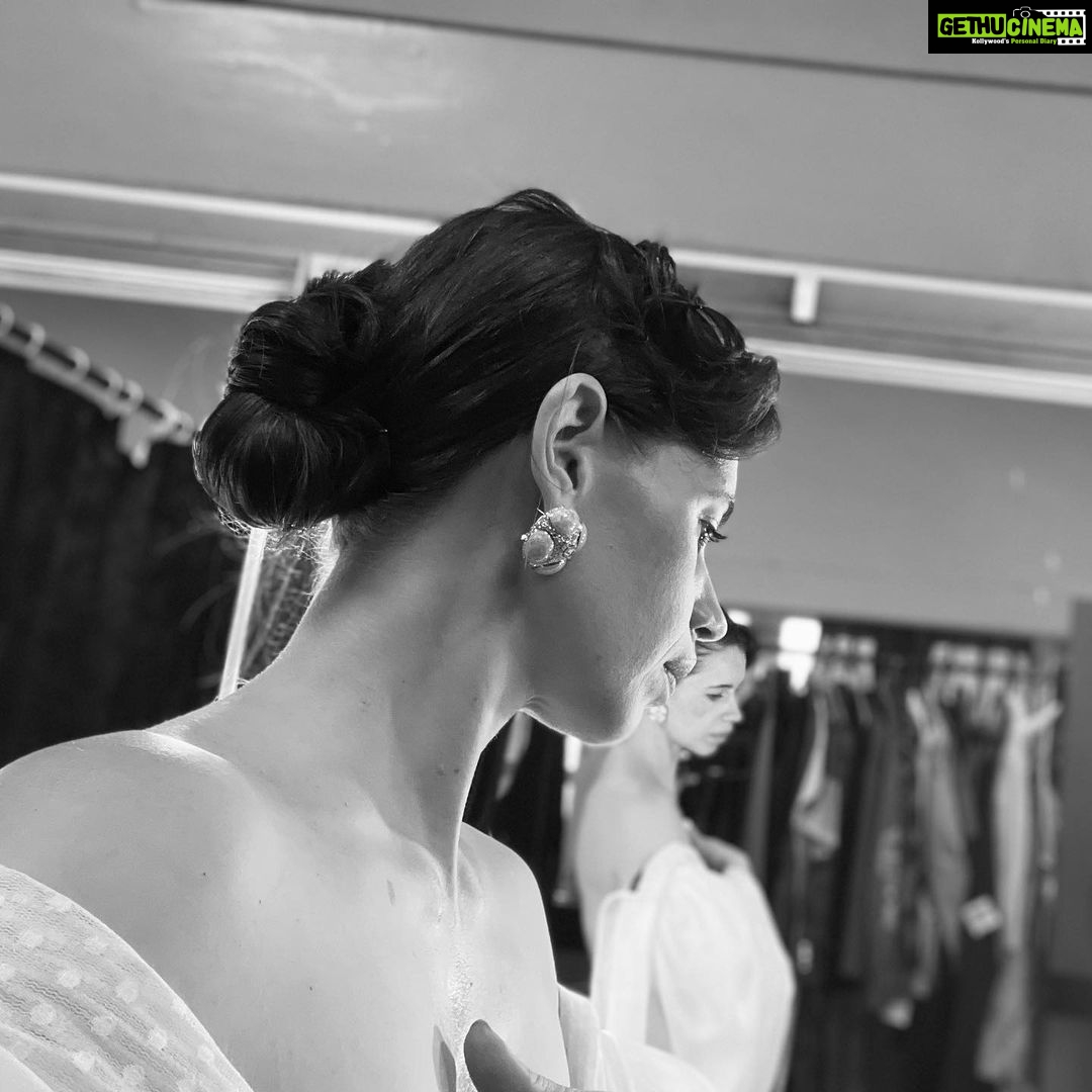 Kalki Koechlin Instagram - Backstage #drama #shoot #classicvibe