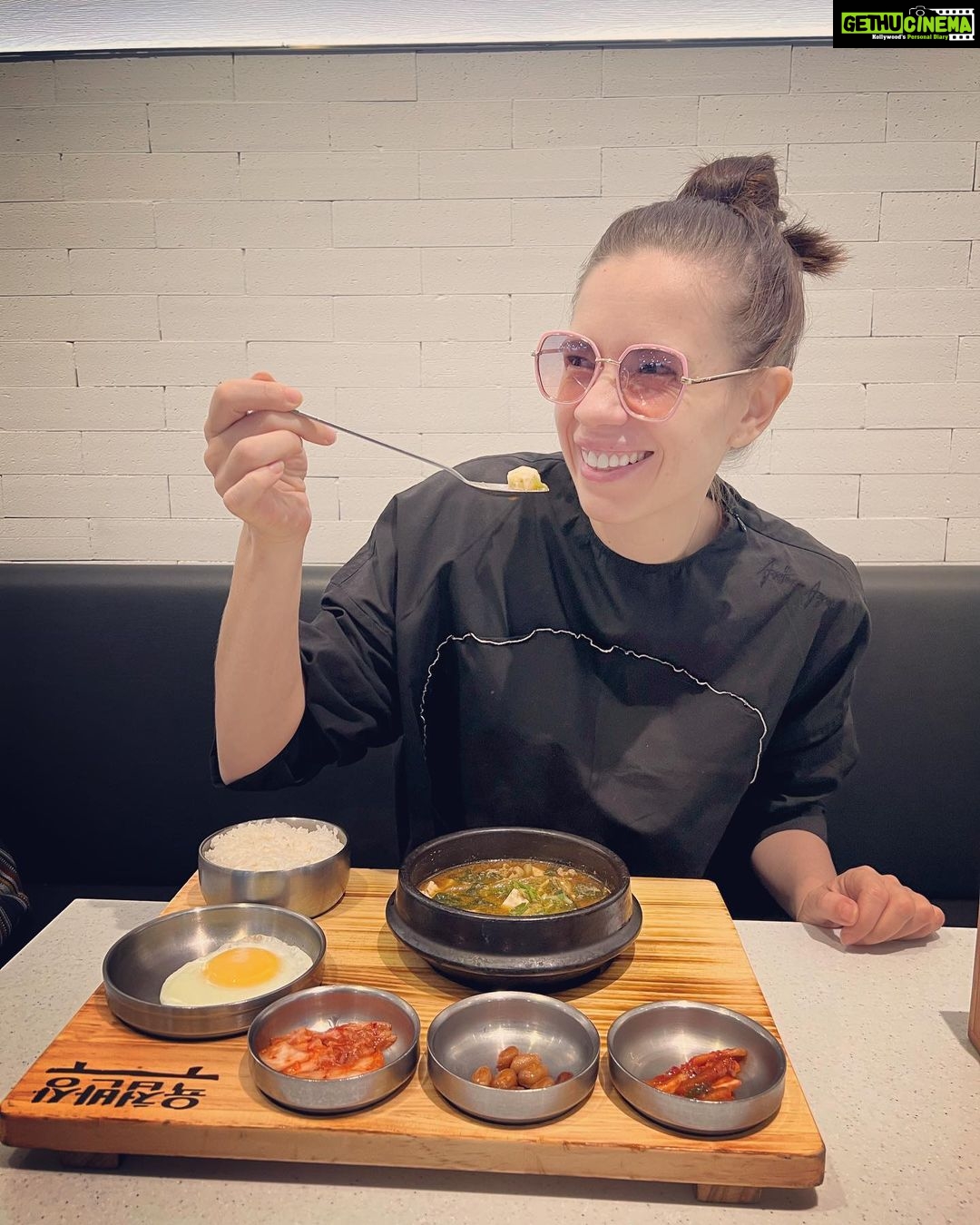 Kalki Koechlin Instagram - Seoul - Busan #jetlag #hecticbreakfast #beautifulmorning #iainttakingnotraintobusan😂 #headingtoBIFF