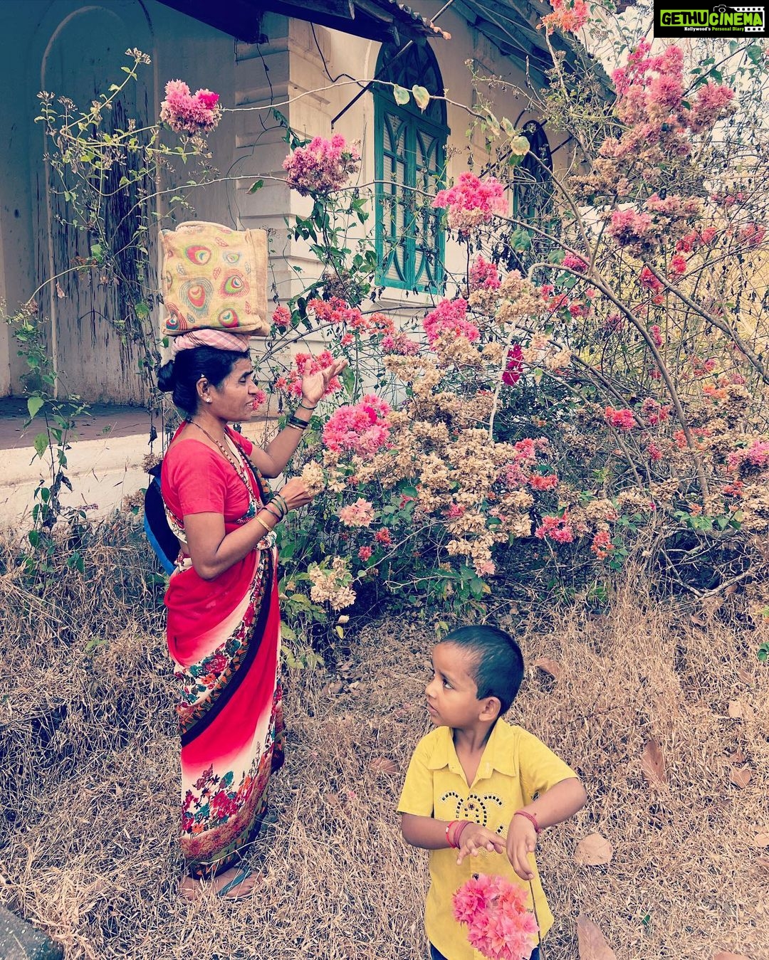 Kalki Koechlin Instagram - Picking wild flowers… #shantaandsarvesh #thatbalancethough