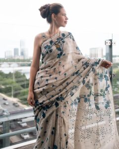 Kalki Koechlin Instagram - The sari featuring in Austin, Texas 
Sari by 🥰 @anavila_m 
Thank you 😇 @elevate_promotions
Photos by @williamkachao