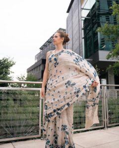 Kalki Koechlin Instagram - The sari featuring in Austin, Texas 
Sari by 🥰 @anavila_m 
Thank you 😇 @elevate_promotions
Photos by @williamkachao