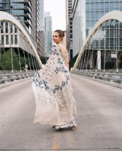 Kalki Koechlin Instagram - The sari featuring in Austin, Texas 
Sari by 🥰 @anavila_m 
Thank you 😇 @elevate_promotions
Photos by @williamkachao