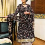 Kamya Punjabi Instagram - Need no occasion to dress up, Celebrating being a Woman 🫶 #desigirl #kamyapunjabi #indianwear #aachho