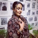 Kamya Punjabi Instagram - Need no occasion to dress up, Celebrating being a Woman 🫶 #desigirl #kamyapunjabi #indianwear #aachho