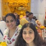 Kamya Punjabi Instagram - Deva ke Darshan #siddivinayakmandir ❤️ #ganpatibappamorya #gratitude @sandlore_artisanaltreasures
