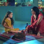 Kamya Punjabi Instagram - Kahi Chanda khol na de pariwar ka Raaj ...kaise sambhalegi Maa Gauri .... Keep watching Sanjog @zeetv on 10 pm Mon-Fri @sanjogzeetvofficial @zeetv @panjabikamya #sanjog #entertainment #Chanda #gauri #maa #beti #hetvisharma #kamyapunjabi #love #followforfollowback #keepgoing #keepwatching #zeetv #zee5