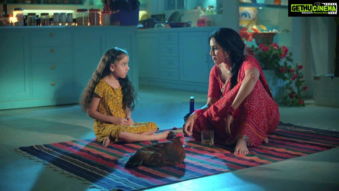 Kamya Punjabi Instagram - Kahi Chanda khol na de pariwar ka Raaj ...kaise sambhalegi Maa Gauri .... Keep watching Sanjog @zeetv on 10 pm Mon-Fri @sanjogzeetvofficial @zeetv @panjabikamya #sanjog #entertainment #Chanda #gauri #maa #beti #hetvisharma #kamyapunjabi #love #followforfollowback #keepgoing #keepwatching #zeetv #zee5