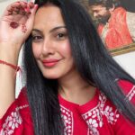 Kamya Punjabi Instagram - Happy Karwachauth to all you lovely ladies you deserve all the happiness in the world, don’t settle for anything less aur agar husband kuch kahe toh keh dena ki pehle #karwachauth ka fast karke dikhao phir baat karna 🤩🕺🏼 P.S My husband is fasting today 🫶 what about yours? Thank you @houseofkari.in for this beautiful outfit… love it 💕
