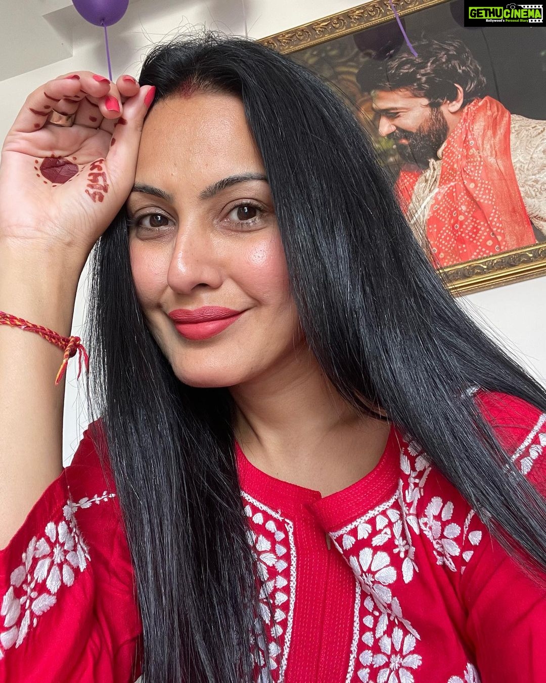 Kamya Punjabi Instagram - Happy Karwachauth to all you lovely ladies you deserve all the happiness in the world, don’t settle for anything less aur agar husband kuch kahe toh keh dena ki pehle #karwachauth ka fast karke dikhao phir baat karna 🤩🕺🏼 P.S My husband is fasting today 🫶 what about yours? Thank you @houseofkari.in for this beautiful outfit… love it 💕