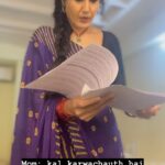 Kamya Punjabi Instagram - Yeh sach hai, it’s not just a reel 😃 P.S: That’s the script in my hand, guess the number of scenes 😀 #sanjog #gauri #zeetv