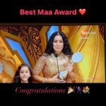 Kamya Punjabi Instagram - Super duper congratulations @panjabikamya 💪🤗😘🎉💐we are so so proud of you. This award will be the closest to your heart, I know it. Aara your first visit to an award function and see what mumma got it for you 🤗 mumma truly deserves it for both on screen and off screen !! I missed being there!! #kamyapunjabi #sanjog #zeetv #zeerishteyawards #gauri #bestmaa PS- Yeh Khushi ke aasoo hain 😁