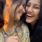 Kamya Punjabi Instagram – Haha mumma toh aapke liye puri duniya ko maar de…. Happiest birthday my life ❤️ #myaara #happy13thbirthday #loveyousoverymuch 
P.S – If Aara gets to know I posted this video woh mujhe dauda dauda ke maregi 😃 #justforlaughs