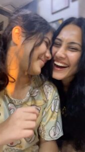 Kamya Punjabi Instagram - Haha mumma toh aapke liye puri duniya ko maar de…. Happiest birthday my life ❤️ #myaara #happy13thbirthday #loveyousoverymuch 
P.S - If Aara gets to know I posted this video woh mujhe dauda dauda ke maregi 😃 #justforlaughs