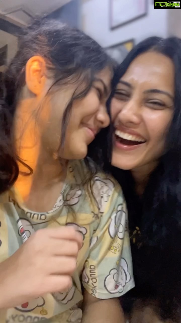 Kamya Punjabi Instagram - Haha mumma toh aapke liye puri duniya ko maar de…. Happiest birthday my life ❤️ #myaara #happy13thbirthday #loveyousoverymuch P.S - If Aara gets to know I posted this video woh mujhe dauda dauda ke maregi 😃 #justforlaughs