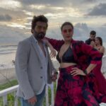 Kamya Punjabi Instagram - When u pose for a pic lekin Paandey ji ka mood toh video ka hai 😃 📸 @dadhipandey #beachphotography #reels #kasha #kamyapunjabi #shalabhdang