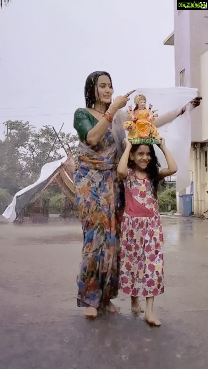 Kamya Punjabi Instagram - Navratri ki hardik shubhkamnaen ❤️ Maa ka Ashirwaad hum sab par banaa rahe #jaimatadi Watch this beautiful episode of #sanjog this week only on #zeetv 10pm #gauri