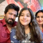Kamya Punjabi Instagram - Teri baten kabhi khatam nahi hoti aur humari smile kabhi nahi rukti. Your different forms keeps us engaged, I always want you to keep smiling and keep approaching me, when mumma says no. 😜 Happy Daughters Day, Aara ❤️🤗 #happydaughtersday