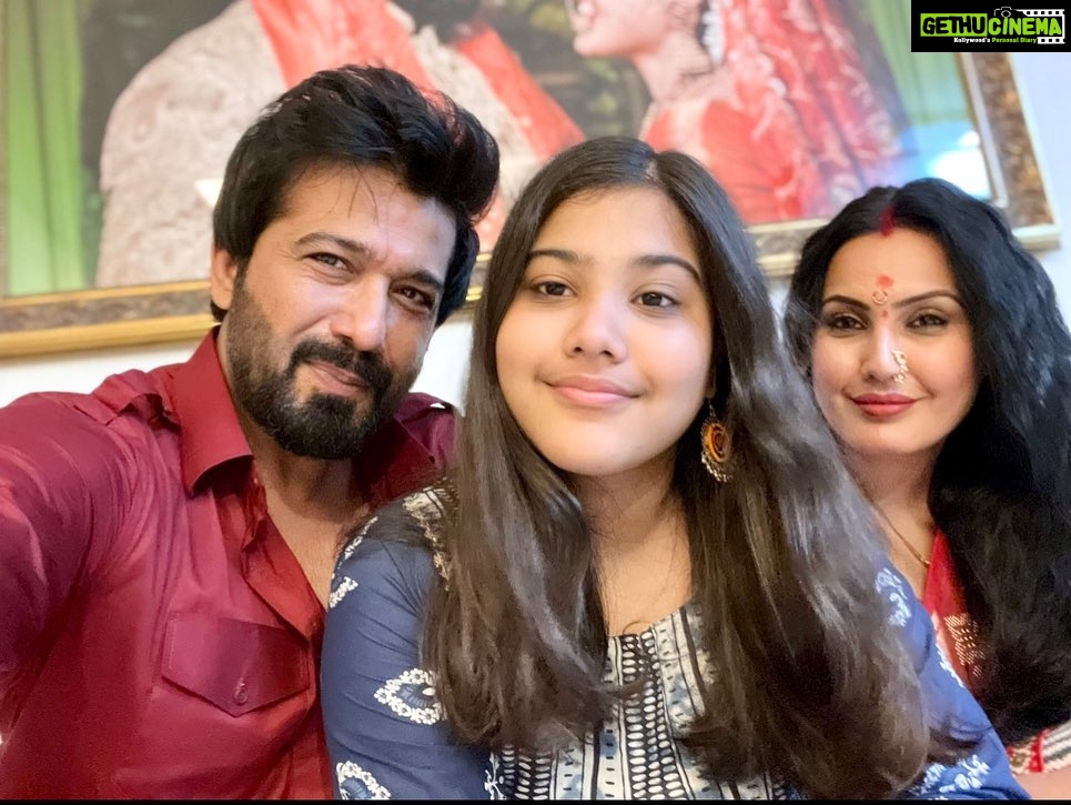 Kamya Punjabi Instagram - Teri baten kabhi khatam nahi hoti aur humari smile kabhi nahi rukti. Your different forms keeps us engaged, I always want you to keep smiling and keep approaching me, when mumma says no. 😜 Happy Daughters Day, Aara ❤️🤗 #happydaughtersday