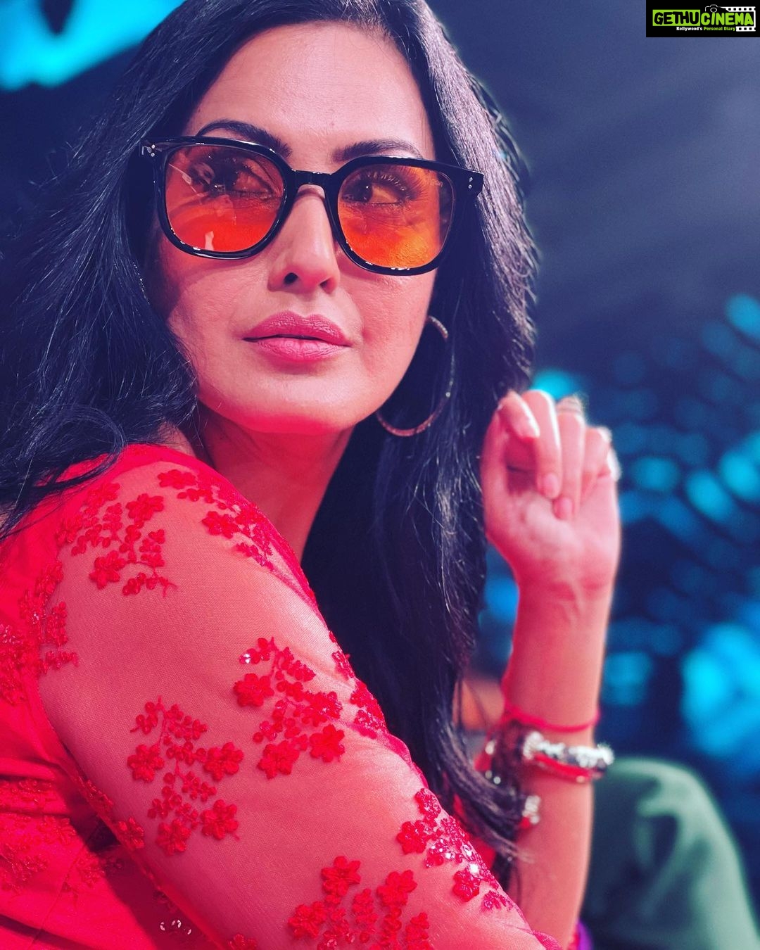 Kamya Punjabi Instagram - Red it is 🥰 #gauri #sanjog Mon to Fri 10pm #zeetv #kamyapunjabi