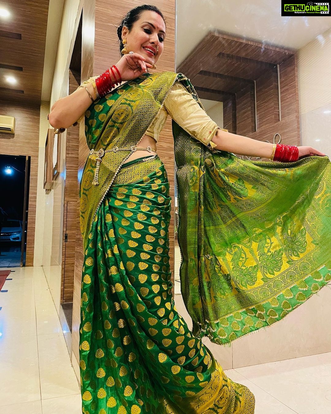 Kamya Punjabi Instagram - Full Nautanki 🤩 P.S Kyuki main hun total filmy 😍 #saree #festivevibes #happyme #kamyapunjabi
