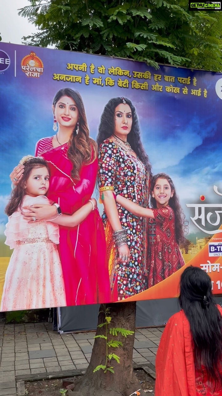 Kamya Punjabi Instagram - Met this #amrita n #gauri on my way back from #lalbaughcharaja watch them every Mon to Fri 10pm @zeetv #sanjog #hardworkpaysoffs #keepgoing #mehnat @ishefalisharmasethi @sanjog.zeetv @sanjogzeetvofficial @sanjog.new.serial