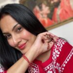 Kamya Punjabi Instagram - Happy Karwachauth to all you lovely ladies you deserve all the happiness in the world, don’t settle for anything less aur agar husband kuch kahe toh keh dena ki pehle #karwachauth ka fast karke dikhao phir baat karna 🤩🕺🏼 P.S My husband is fasting today 🫶 what about yours? Thank you @houseofkari.in for this beautiful outfit… love it 💕
