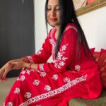Kamya Punjabi Instagram - Happy Karwachauth to all you lovely ladies you deserve all the happiness in the world, don’t settle for anything less aur agar husband kuch kahe toh keh dena ki pehle #karwachauth ka fast karke dikhao phir baat karna 🤩🕺🏼 P.S My husband is fasting today 🫶 what about yours? Thank you @houseofkari.in for this beautiful outfit… love it 💕